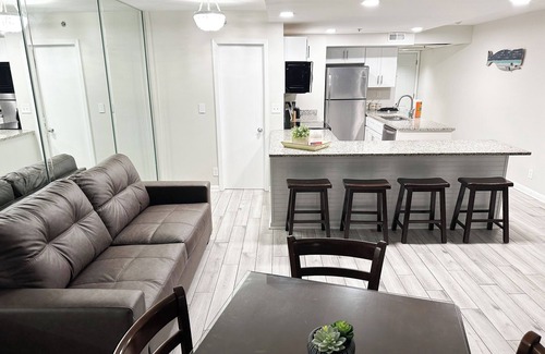 Panama City Beach Condominio | PCB Beachfront condo next to Pineapple Willy's #312W