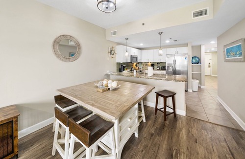 Panama City Beach Condominio | PCB condo with gulf views, pools, hot tub, tiki bar and more! small dog ok