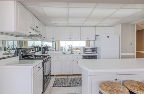 Panama City Beach Condominio | PCB Sunset Breeze: beachfront, wrap balcony, bedrooms overlooking Gulf & pool