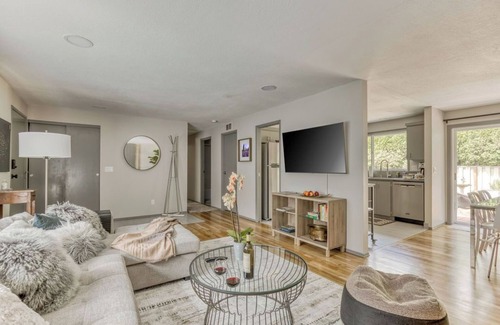 West Haven-Sylvan Casa | PDX Launching Pad - 2 bedroom house in a close-in, quiet Portland neighborhood