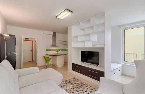 Nusle Apartamento | Peace and Comfort Near Center with Balcony, 500MB WIFI