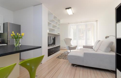Nusle Apartamento | Peace and Comfort Near Center with Balcony, 500MB WIFI