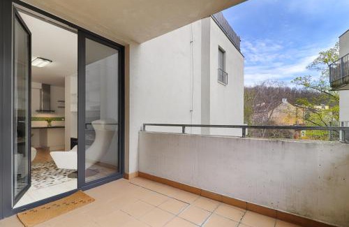 Nusle Apartamento | Peace and Comfort Near Center with Balcony, 500MB WIFI