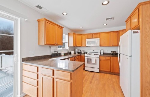 Chester Casa | Peace and Privacy at 5 BDRM Villa Set on Wooded Lot