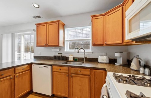 Chester Casa | Peace and Privacy at 5 BDRM Villa Set on Wooded Lot