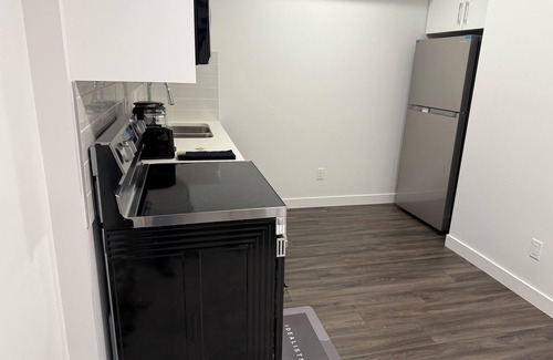 West Edmonton Apartamento | Peace Haven. Cozy, lovely home away from home (Basement).