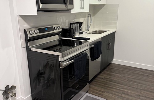 West Edmonton Apartamento | Peace Haven. Cozy, lovely home away from home (Basement).