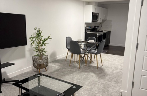 West Edmonton Apartamento | Peace Haven. Cozy, lovely home away from home (Basement).