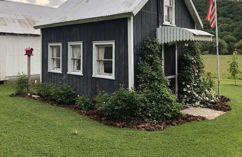 Cashton Cabina | Peace in the Valley Rustic Rentals