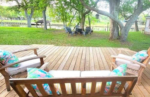 Cedar Lane Casa | Peace, luxury and fishing under 100 year old oaks