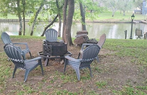 Cedar Lane Casa | Peace, luxury and fishing under 100 year old oaks