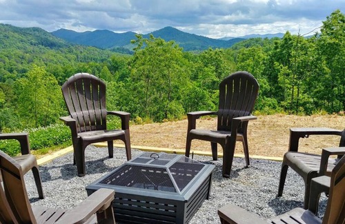 Bryson City Casa | Peace of Heaven ~ Modern Chic Cabin w/Majestic Mountain Views