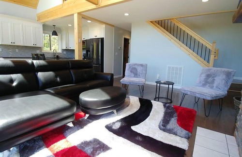 Bryson City Casa | Peace of Heaven ~ Modern Chic Cabin w/Majestic Mountain Views