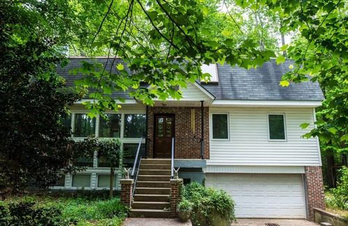 Southeast Raleigh Casa | Paz y privacidad en un hogar de estilo colonial holandés