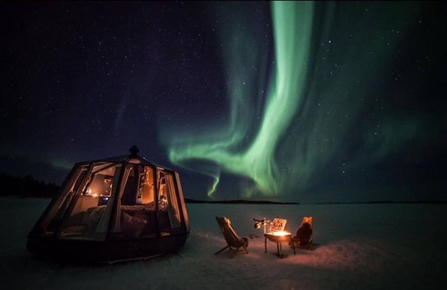 Jokkmokk Municipality Casa | La habitación de vidrio flotante del hotel Peace & Quiet para 2 huéspedes experimenta la aurora boreal