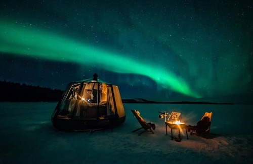 Jokkmokk Municipality Casa | La habitación de vidrio flotante del hotel Peace & Quiet para 2 huéspedes experimenta la aurora boreal