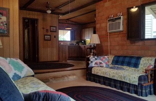Uvalde Casa | "Paz y tranquilidad bajo los robles, en el río"