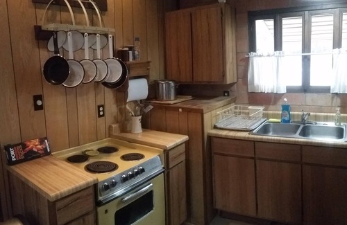 Uvalde Casa | "Paz y tranquilidad bajo los robles, en el río"