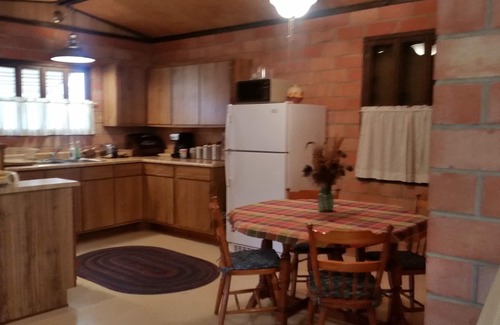 Uvalde Casa | "Paz y tranquilidad bajo los robles, en el río"