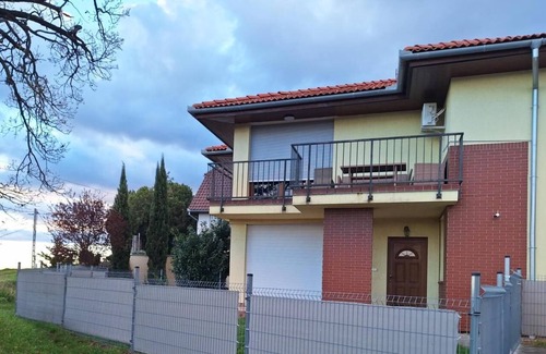 Pecs Apartamento | Peaceful 1-Bedroom Apartment with AC, Terrace, and Free WiFi in Pécs