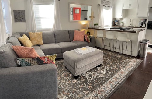 Shady Acres Casa | Peaceful 2/2 Guesthouse w/King Bed & 3 - 65” TVs