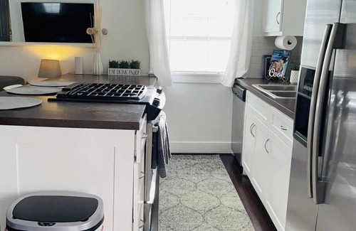 Shady Acres Casa | Peaceful 2/2 Guesthouse w/King Bed & 3 - 65” TVs
