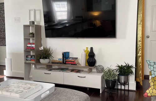 Shady Acres Casa | Peaceful 2/2 Guesthouse w/King Bed & 3 - 65” TVs