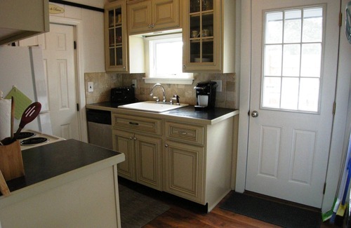 Dennis Port Cabaña | Tranquilo 2 Bdrm Cottage WiFi A / C Ingrd piscina y caminar a la playa!