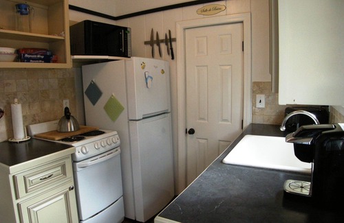 Dennis Port Cabaña | Tranquilo 2 Bdrm Cottage WiFi A / C Ingrd piscina y caminar a la playa!