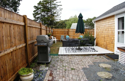 Dennis Port Cabaña | Tranquilo 2 Bdrm Cottage WiFi A / C Ingrd piscina y caminar a la playa!