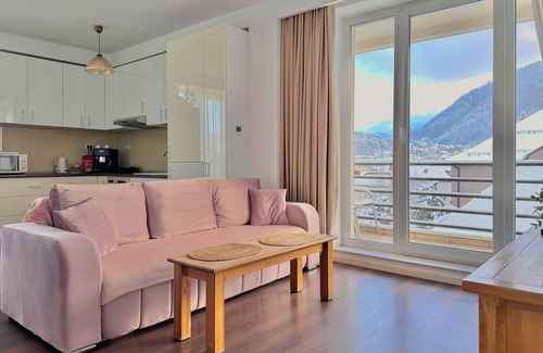Centrul Vechi Apartamento | Peaceful 2-Bedroom Apartment with Stunning View of the Brasov Mountains