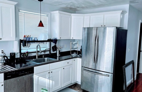 Metropolitan Hill - Beech Street Condominio | Peaceful 2-bedroom condo with AC in charming Roslindale