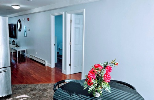 Metropolitan Hill - Beech Street Condominio | Peaceful 2-bedroom condo with AC in charming Roslindale