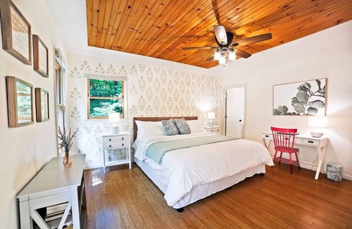 Saluda Cabina | Peaceful 2 bedroom cabin with indoor fireplace!