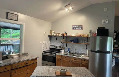 Lost River Casa | Peaceful 2 bedroom cottage in Lost River w/ stream