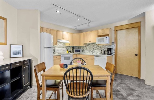 Cougar Creek Apartamento | Peaceful 2BR for 8 w/ Balcony, BBQ & Gym!
