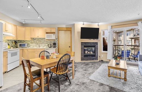 Cougar Creek Apartamento | Peaceful 2BR for 8 w/ Balcony, BBQ & Gym!