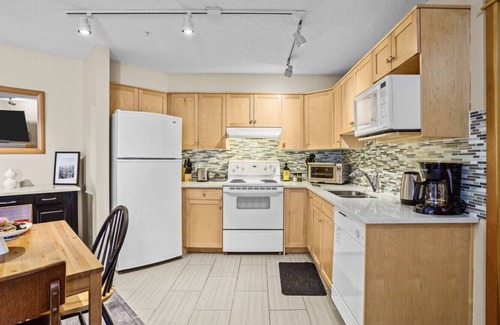 Cougar Creek Apartamento | Peaceful 2BR for 8 w/ Balcony, BBQ & Gym!