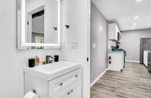 West Arlington Apartamento | Peaceful 2BR Getaway Minutes from Downtown Arlington
