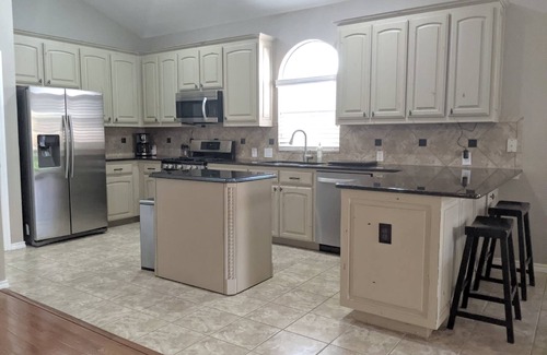 Keller Casa | Peaceful 3/2 with Backyard Garden