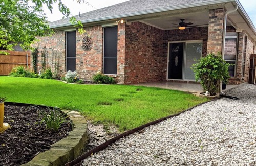 Keller Casa | Peaceful 3/2 with Backyard Garden