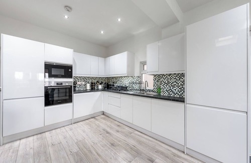 College Park and Old Oak Casa | Peaceful 3 Bed Acton Retreat Zone 2 Sleeps 9