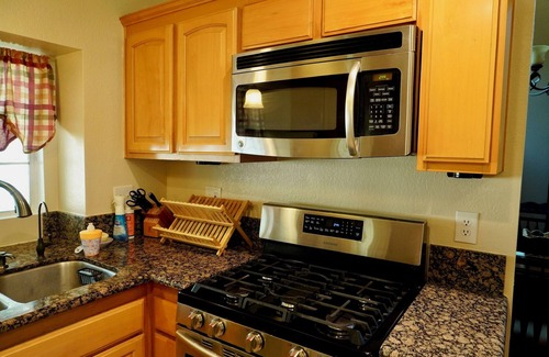Highland Casa | Peaceful 3-Bedroom/3 Bathroom house East Highland w/ AC & WiFi, Pet-Friendly!