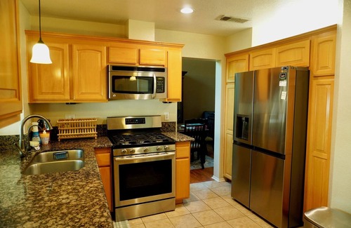Highland Casa | Peaceful 3-Bedroom/3 Bathroom house East Highland w/ AC & WiFi, Pet-Friendly!