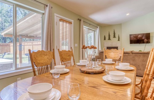 Three Rivers Casa | Peaceful 3 Bedroom Home Close to Sunriver, Hot Tub and Fenced Yard!