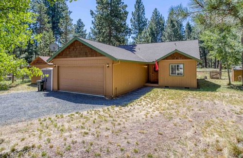 Three Rivers Casa | Peaceful 3 Bedroom Home Close to Sunriver, Hot Tub and Fenced Yard!