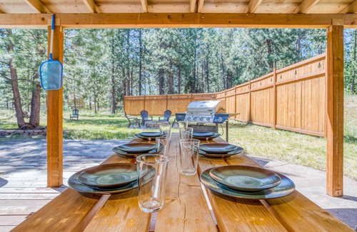 Three Rivers Casa | Peaceful 3 Bedroom Home Close to Sunriver, Hot Tub and Fenced Yard!
