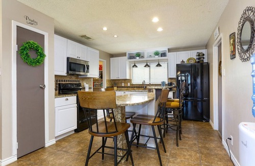Heritage Casa | Peaceful 3bd 2 bath home near Sea World & BMT with pool