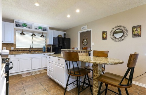 Heritage Casa | Peaceful 3bd 2 bath home near Sea World & BMT with pool
