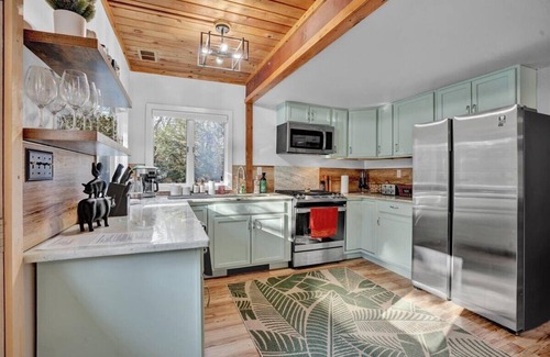 Pocono Summit Chalet De Esquí | Peaceful 4BR Pocono Chalet with Hot Tub & Fire Pit – Convenient Location!